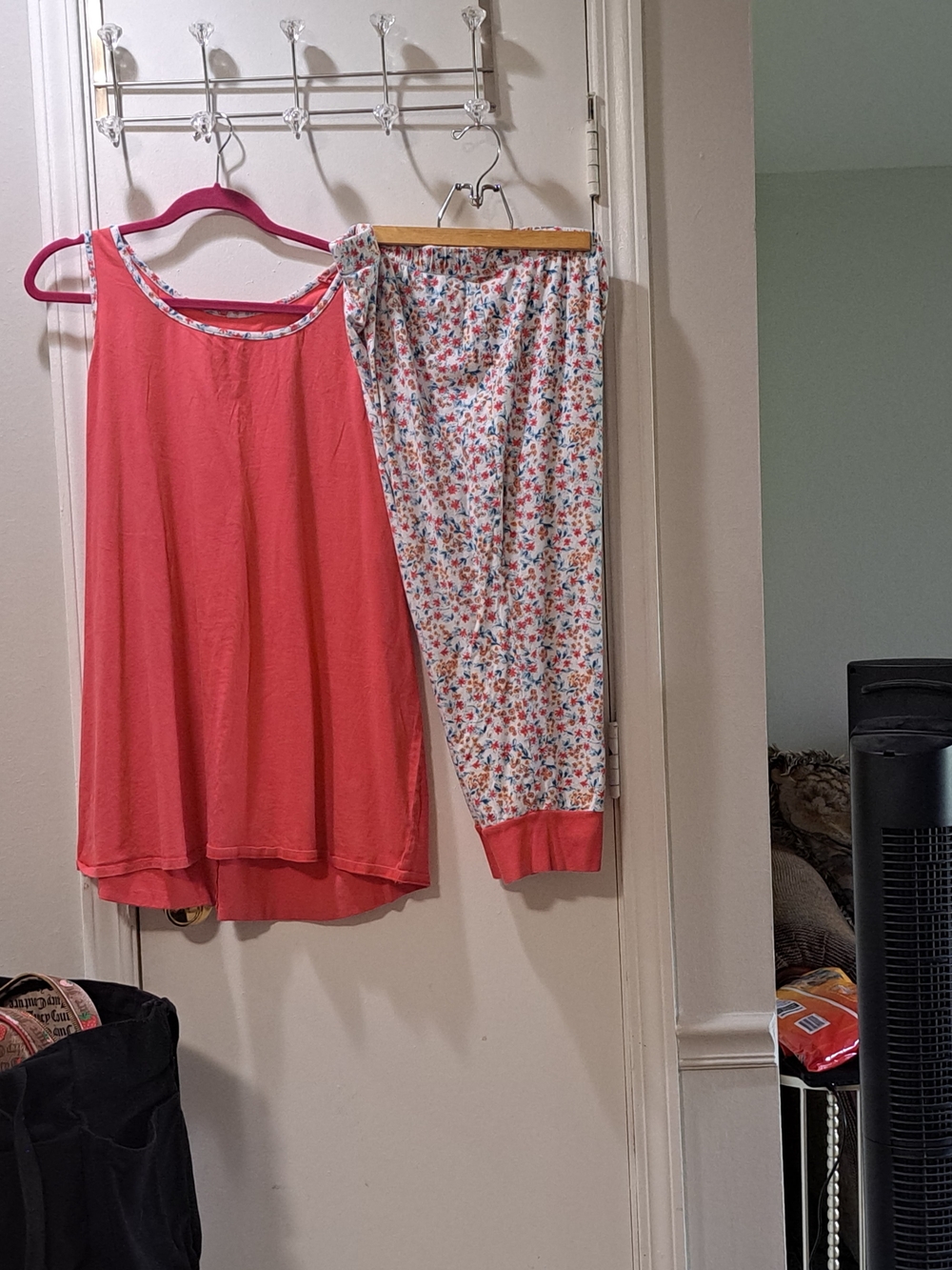 Coral Sleeveless Pj Set  with Floral Capri Bottoms EUC - Picture 3 of 10